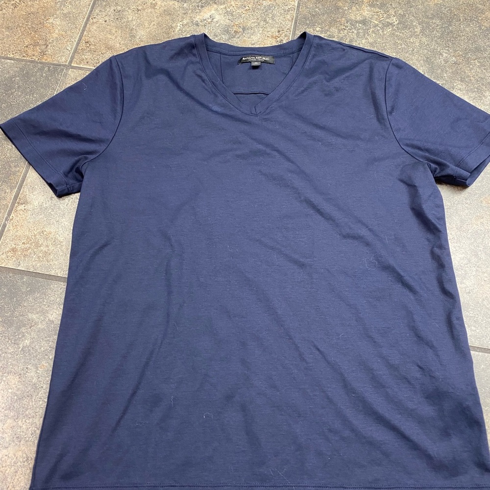 Banana Republic Navy VNeck Tee Size Medium - Picture 1 of 3